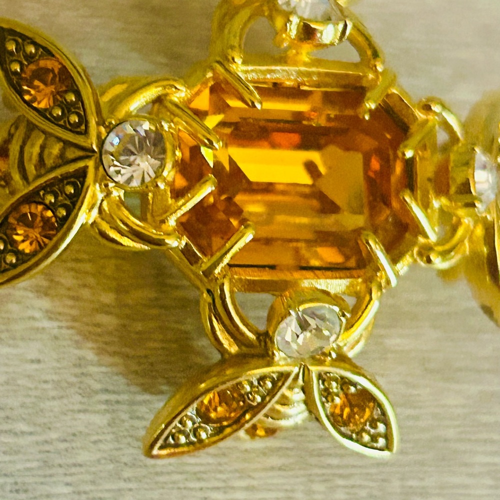 🎉NEW YEAR SALE Gorgeous Signed Vintage Joan Rivers Topaz Bee 🐝 Brooch - Picture 3 of 7